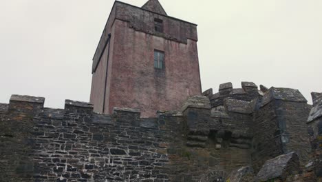 Doe-Castle-Tower-In-Creeslough,-County-Donegal,-Irland-–-Aufnahme-Aus-Niedrigem-Winkel