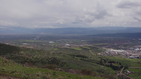 Landschaft-Einer-Stadt-Und-Berge-In-Pergamon