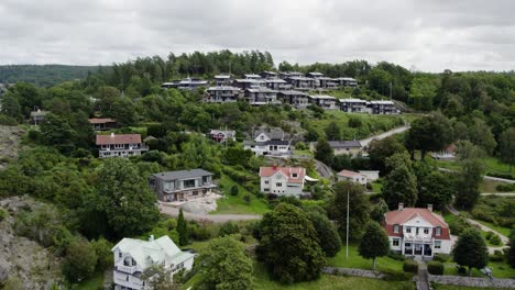 Luftaufnahme-Eines-Wohngebiets-In-Ljungskile,-Bohuslän