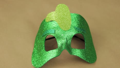 PJ-Masken-Held,-Grüne-Gekko-Maske-Aus-Diamantschaum,-Bereit-Für-Den-Karnevalsspaß