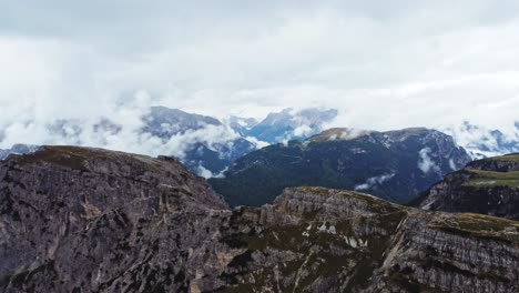 Epic-drone-shot-of-trail-to-Cadini-di-Misurina-the-secret-vista-in-Dolomites,-Italy