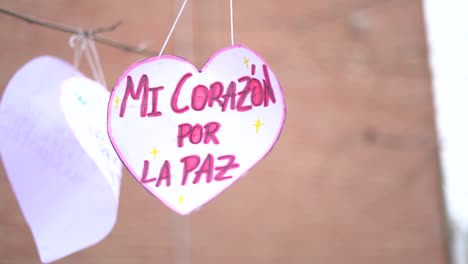 Niños-De-Educación-Primaria-Crean-Corazones-Con-La-Frase-&quot;mi-Corazón-Por-La-Paz&quot;