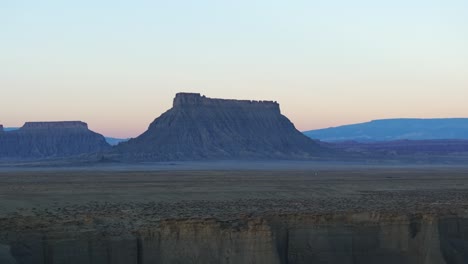 Wild-nature-of-Factory-Butte-at-sunset-in-Utah,-USA