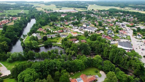 Fluss-Morrumsan-Und-Stadt-Morrum-Tagsüber-In-Blekinge,-Schweden