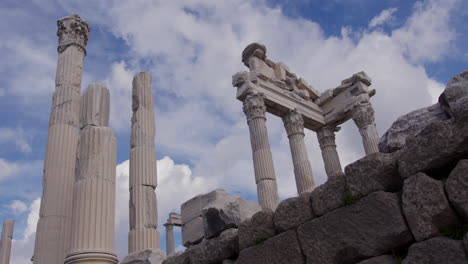 Las-Ruinas-Del-Templo-De-Trajano-Detrás-De-Un-Muro-De-Piedra-En-Pérgamo