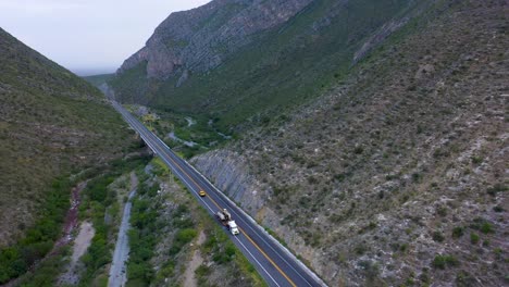 Remolques-De-Carga-Pesada-Que-Navegan-Por-Las-Pintorescas-Carreteras-Montañosas-De-México.