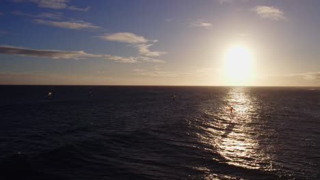 Kiteboarder-Surfen-Im-Spiegelbild-Der-Untergehenden-Sonne-Im-Pazifischen-Ozean-In-Hawaii-Luftaufnahmen