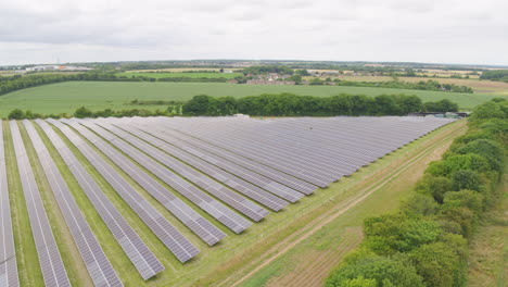 Solarpark-Stromerzeugung:-Luftüberflug-Der-Energieerfassungsmodule