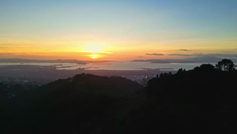 Sunset-over-the-cities-of-Oakland-and-San-Francisco-from-Grizzly-Peak-Overlook,-Berkeley,-California,-USA
