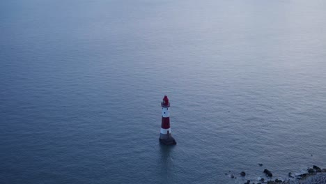 Rot-weißer-Leuchtturm-Neben-Der-Küste
