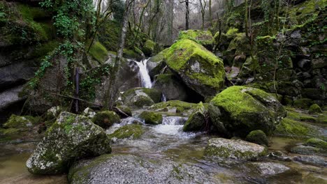 Cascada-Del-Río-Bugio-En-Exuberantes-Barrias,-Felgueiras,-Portugal