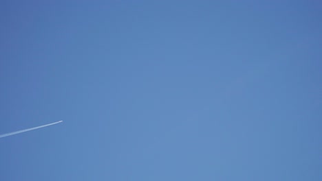 Flugzeug-Fliegt-über-Den-Fernen-Blauen-Himmel---über-Den-Bildschirm