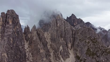 Epic-zoom-out-drone-shot-of-Cadini-di-Misurina-in-Dolomites,-Italy