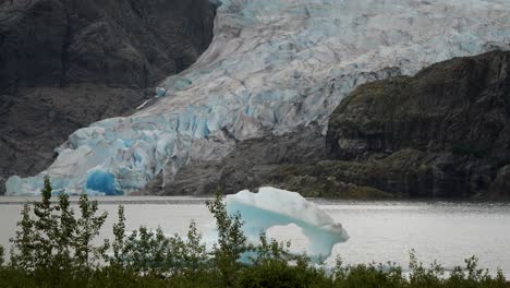 Glaciar-Mendenhall,-Hielo-Flotando-En-El-Lago-Mendenhall,-Alaska