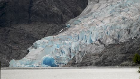 Mendenhall-Glacier-and-Lake,-visiting-Alaska-in-the-summertime