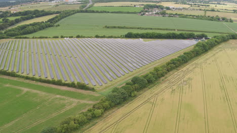 Großer-Solarenergiekomplex-Inmitten-Weitläufiger-Ackerlandschaften