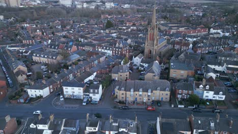 Bury-St.-Edmunds-Zeigt-Historische-Architektur-Und-Städtische-Gestaltung-In-Der-Abenddämmerung,-Luftaufnahme