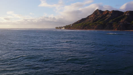 Imágenes-Aéreas-A-Través-Del-Agua-Azul-Del-Océano-Pacífico-Con-Formación-De-Montaña-Volcánica-Con-Cabeza-De-Diamante-En-La-Isla-De-Oahu-Hawaii-En-Un-Día-Soleado