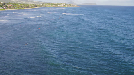 Luftaufnahmen-Des-Pazifischen-Ozeans-Entlang-Der-Küste-Der-Insel-Oahu,-Während-Die-Wellen-über-Die-Wasseroberfläche-Kräuseln