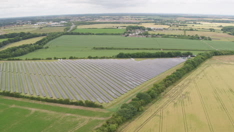Große-Panoramaaufnahme-Einer-Solaranlage-Zwischen-Ackerland-Und-Gemäßigtem-Klima