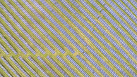 Abstrakte-Solarpanel-Farm-Von-Oben-Nach-Unten,-Luftaufnahme