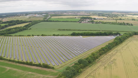 Vast-countryside-landscape-with-a-large-solar-energy-farm-in-the-foreground