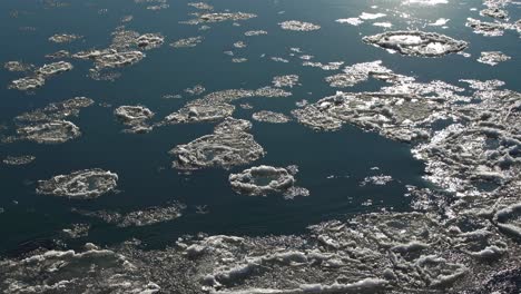 Eisblöcke-Treiben-Schnell-Und-Kollidieren-Auf-Einem-Fluss-In-Island