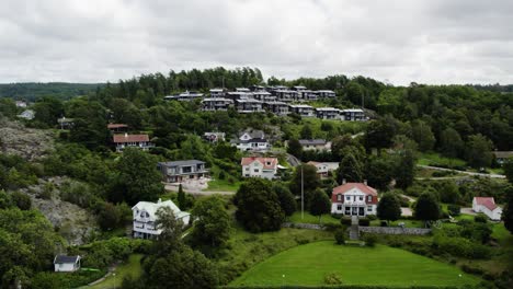 Lujosas-Villas-Grandes-En-La-Ladera-De-Una-Colina-En-Ljungskile-Bohuslan-Suecia,-Toma-Aérea-De-Establecimiento