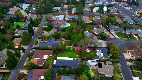 Aerial-drone-shot-flying-high-over-plush-bungalows-in-Walnut-Creek,-California,-USA-at-daytime
