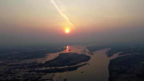 Ein-Magischer-Sonnenuntergang-über-Dem-Mekong,-Den-Sogenannten-4000-Inseln-Im-Süden-Von-Laos