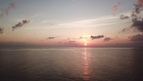 Sonnenuntergang-Auf-Dem-Meer-Von-Der-Drohne-Aus-Gesehen