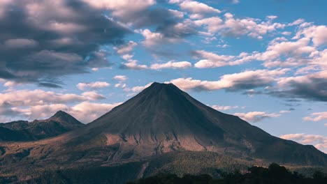 Impresionante-Lapso-De-Tiempo-Sobre-El-Volcán-Activo-De-Colima-Al-Atardecer,-El-Cielo-Cambia-De-Azul-A-Rojo-Intenso