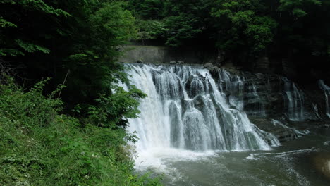 Ein-Wasserfall-Stürzt-In-Einen-Tropischen-Regenwald-Mit-Felsen