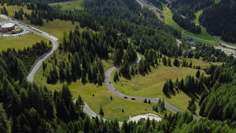 Toma-De-Drones-Hacia-Atrás-De-La-Gran-Carretera-De-Los-Dolomitas-En-Italia