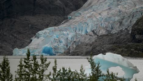 Glaciar-Mendenhall-Y-Lago,-Iceberg-Flotando-En-El-Agua.
