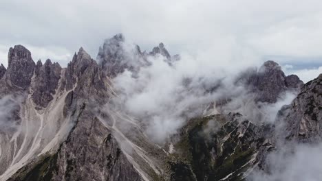 Epische-Drohnenaufnahme-Des-Cadini-Di-Misurina-Gipfels,-Der-Geheimen-Aussicht-In-Den-Dolomiten,-Italien