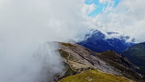 Hermosa-Toma-De-Drone-De-Un-Sendero-A-Cadini-Di-Misurina-En-Dolomitas,-Italia-Con-Una-Niebla