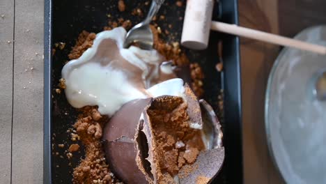 Vertikales-Filmmaterial:-Nahaufnahme-Des-„Break-Me“-Desserts,-Einer-Kombination-Aus-Eiscreme-Und-Schokoladenkuchen