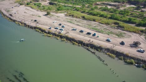 Migrantes-Cruzando-El-Río-Grande-Hacia-Eagle-Pass,-Texas