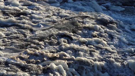 Wasser-Sickert-Zwischen-Eisblöcken-Auf-Einem-Fluss-In-Island