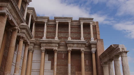 Wand-Mit-Säulen-Des-Antiken-Gymnasiums-In-Sardes