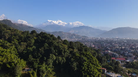 Blick-Auf-Die-Hügel-Der-Stadt-Pokhara-Und-Des-Himalaya-Gebirges-In-Pokhara,-Nepal