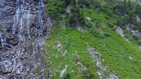 Das-Wasser-Strömt-Anmutig-Den-Mit-Felsen-Bedeckten-Berghang-Hinunter.-Antenne