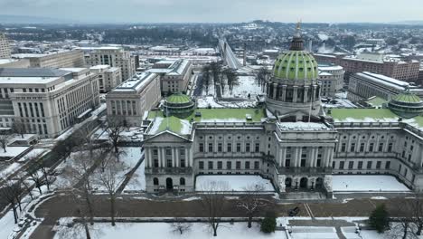 Pennsylvania-state-capitol-building-on-snowy-day-in-Harrisburg,-PA