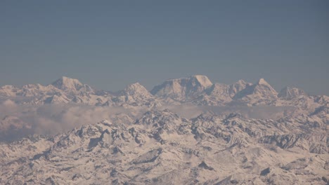 Rundflug-über-Die-Größten-Berge-Der-Welt,-Den-Himalaya,-Mit-Blick-Auf-Den-Mount-Everest-Und-Die-Schroffen,-Schneebedeckten-Gipfel