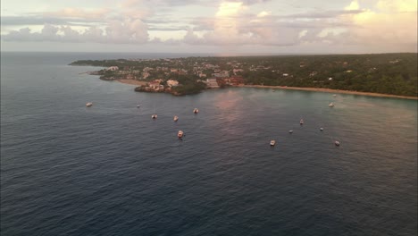 Volando-A-La-Ciudad-Costera-De-República-Dominicana-Durante-El-Atardecer