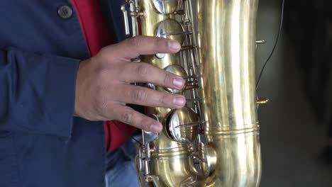 Hände-Eines-Musikers,-Der-Saxophon-Spielt-Und-In-Einem-Restaurant-Musik-Spielt