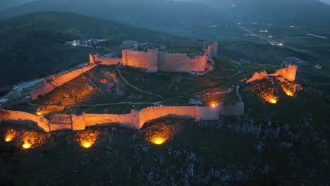 Imágenes-De-Drones-Sobre-Un-Castillo-Medieval-Iluminado-Al-Atardecer