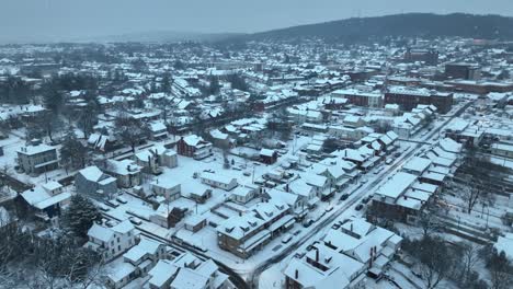 Schnee-Bedeckt-Eine-Kleine-Stadt,-Straßen-Gesäumt-Von-Häusern,-Gedämpfter-Wintertag