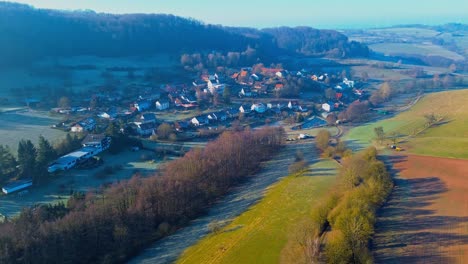 Luftaufnahme-Eines-Malerischen-Dorfes-Inmitten-Von-Hügeln-Am-Frühen-Morgen